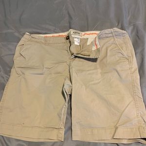 Old navy khaki Bermuda shorts size 16
